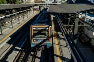 Νέο Ηράκλειο: Πτώση ατόμου από πεζογέφυρα στις γραμμές του ΗΣΑΠ – Νοσηλεύεται σε κρίσιμη κατάσταση