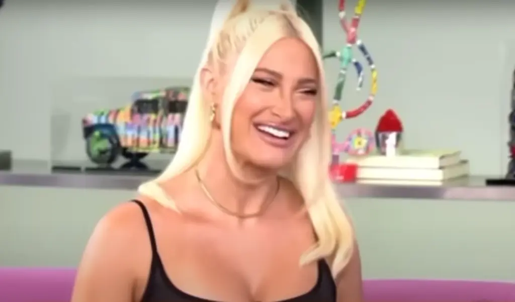 Ο Αλεξάνδρου σχολιάζει την “μετάλλαξη” της συζύγου του – “Πάει η Τούνη του Ντουμπάι, έγινε νοικοκυρά” (vid)