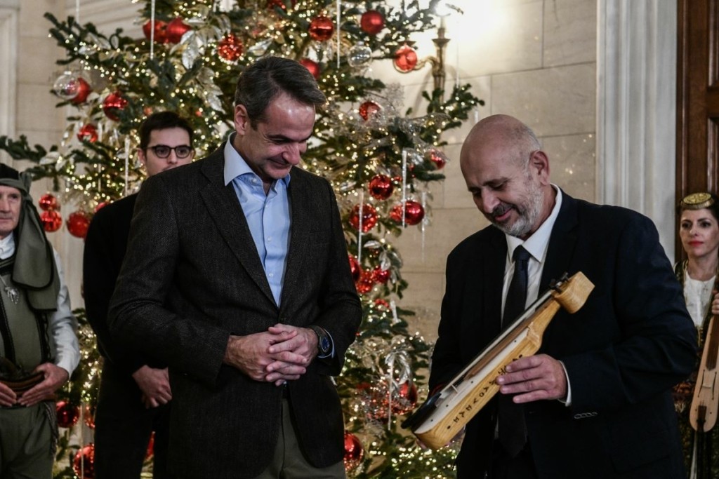 Τα χριστουγεννιάτικα κάλαντα από διάφορες περιοχές της χώρας άκουσε ο Κυριάκος Μητσοτάκης (pics&vid)