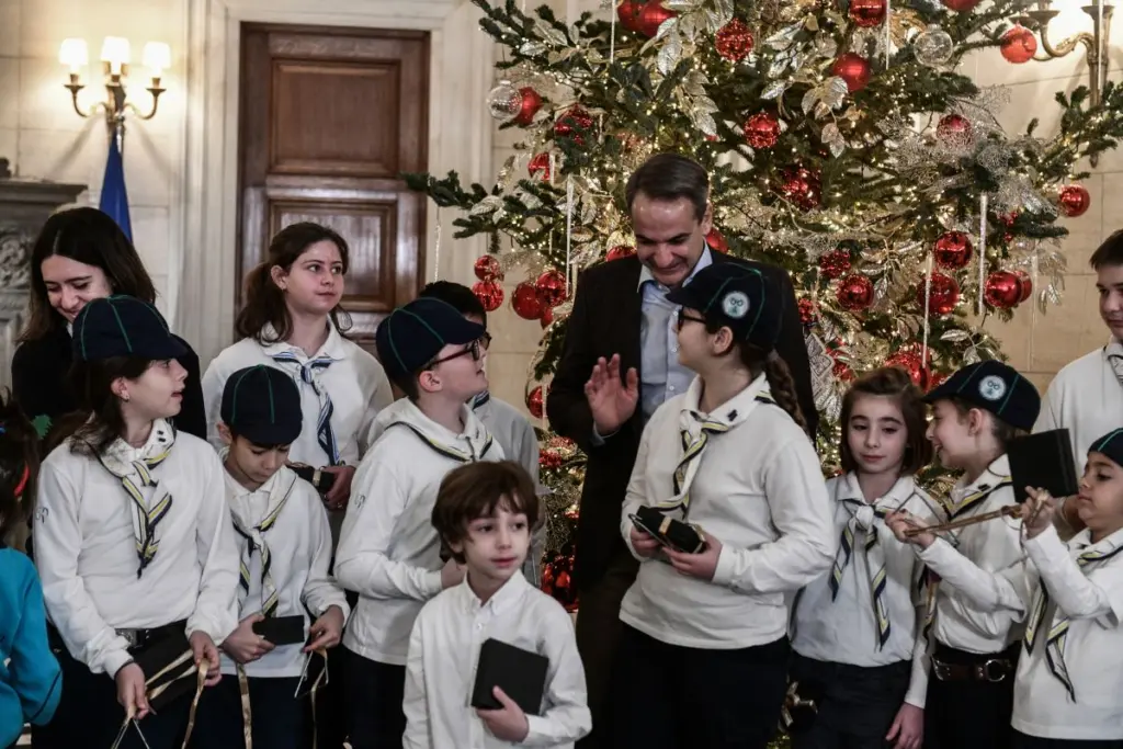 Ποιοι θα πουν τα κάλαντα αύριο στο Μέγαρο Μαξίμου