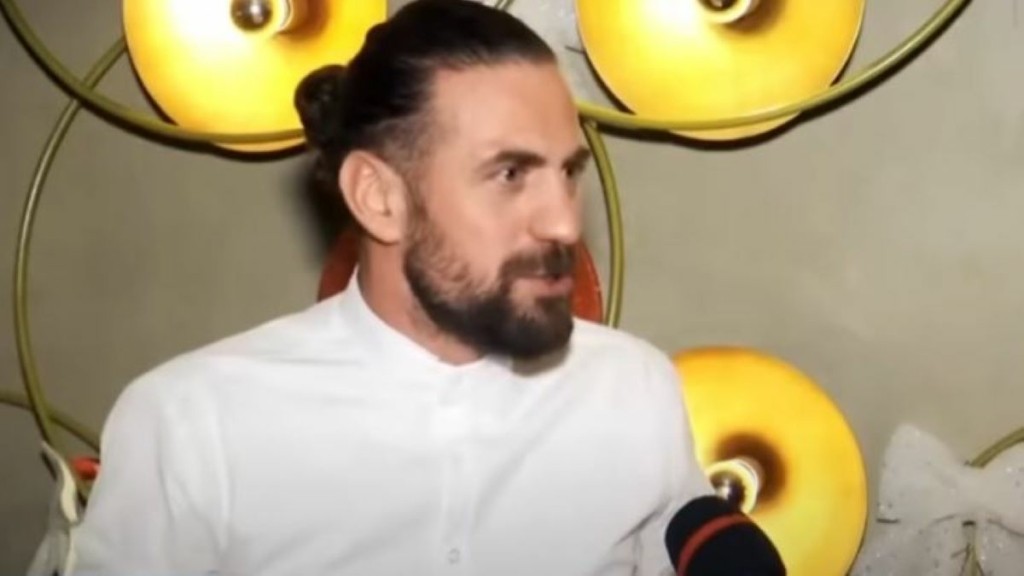 Ο Κώστας Παπαδόπουλος πήγε στον Άγιο Κυπριανό για να…λύσει τα μάγια του Τριαντάφυλλου (vid)