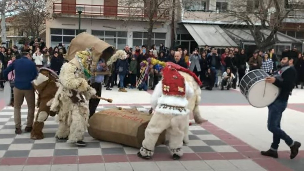 Πρωτοχρονιάτικα έθιμα της Λάρισας – “Εξορκισμός” των κακών πνευμάτων, περίτεχνοι χοροί και μουσική από γκάιντα (vids)