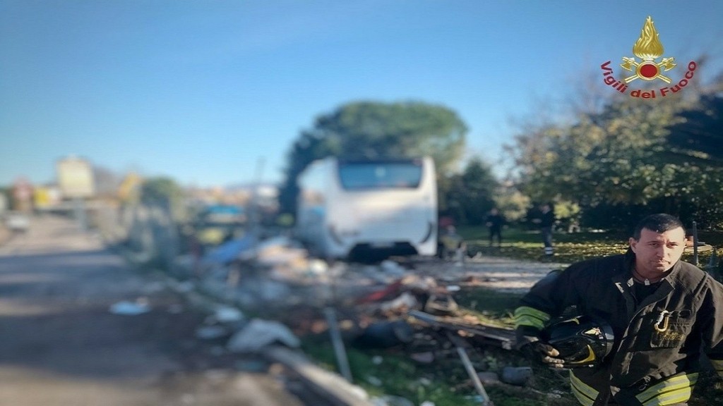 Δρομολόγιο τρόμου από σχολικό λεωφορείο στην Ιταλία – Τρεις τραυματίες