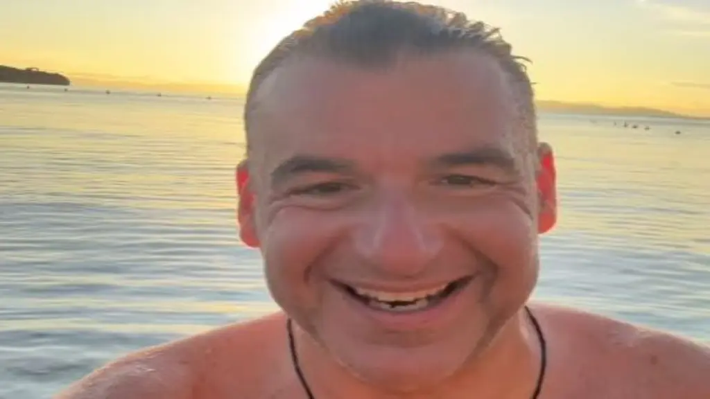 Ο Γιώργος Λιάγκας εύχεται “Καλές γιορτές” μέσα από τη θάλασσα (vid)