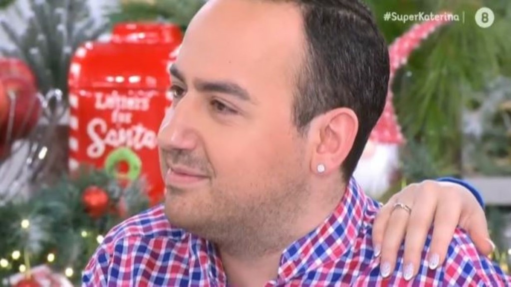 Κατέρρευσε ο Μαυρίκιος Μαυρικίου στον “αέρα” εκπομπής – “Έβγαλε τη ζώνη του για να με χτυπήσει, κατέβασε το παντελόνι του” (vid)