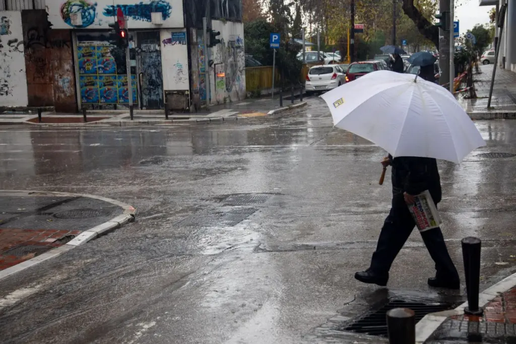 Καιρός σήμερα: Συννεφιά, τοπικές βροχές και καταιγίδες – Μικρή πτώση της θερμοκρασίας