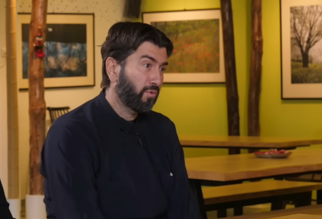 “Σπάει” τη σιωπή της η μητέρα του πατέρα Αντωνίου για τη θυρίδα στη Χίο – Παρομοίασε τον γιο της με τον Χριστό – Οι σάκοι με τα χρυσαφικά (vids)
