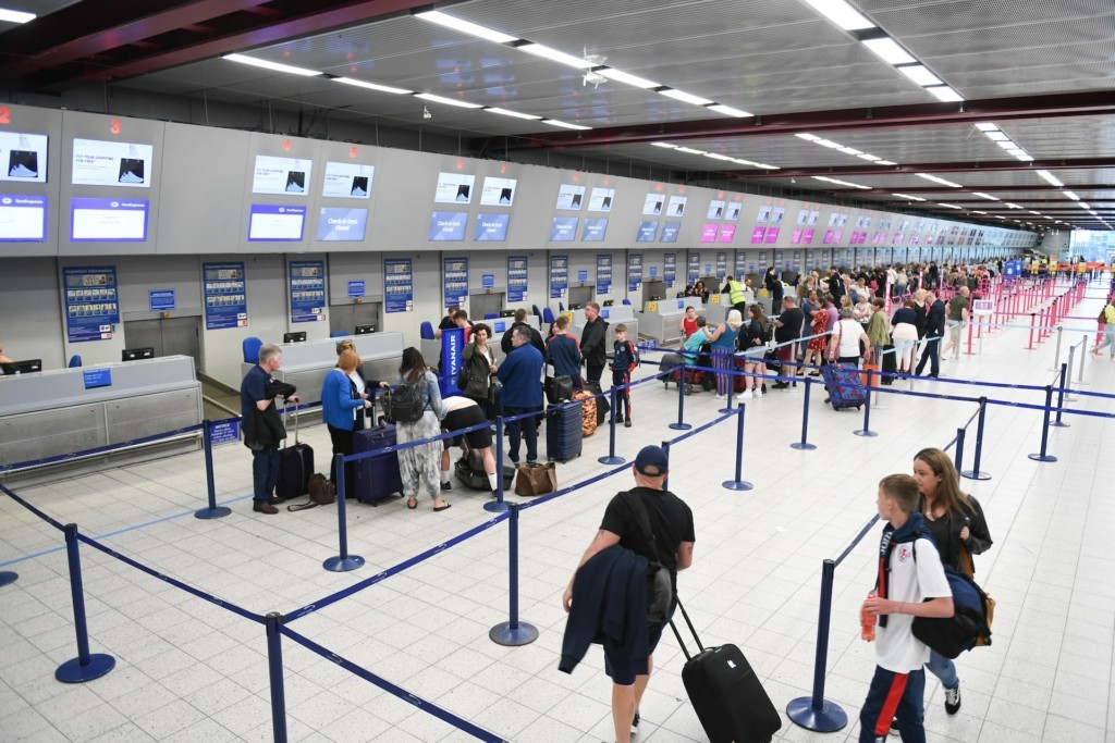 Εντόπισαν σκύλο μέσα σε σακίδιο στον έλεγχο αεροδρομίου (pic&vid)