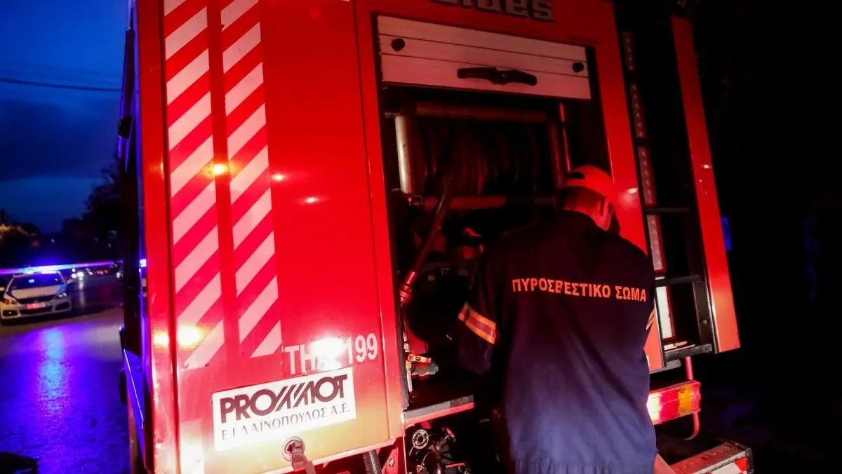 Πυρκαγιά σε ισόγειο διαμέρισμα στο Αιγάλεω – Στο νοσοκομείο μια ηλικιωμένη με ελαφρά εγκαύματα