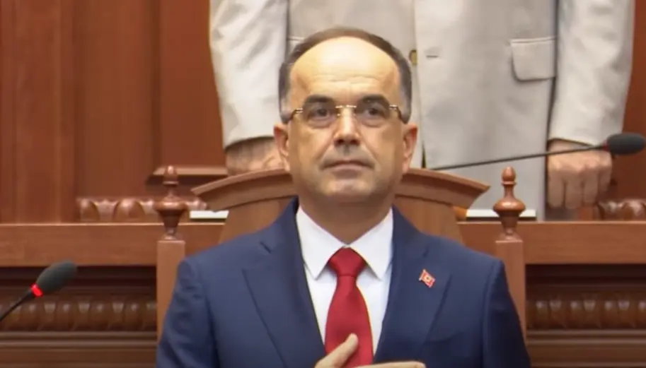 Προκλητική η απόφαση του προέδρου της Αλβανίας – Απαίτησε να κατεβεί η ελληνική σημαία από μειονοτικό χωριό (pic&vid)