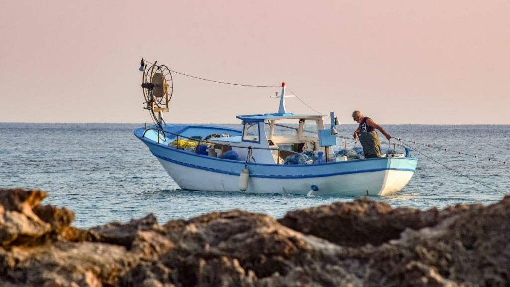 Προκλήσεις δίχως τέλος από την Άγκυρα – Στέλνουν τουρκικά αλιευτικά στην Καλόλυμνο (vid)