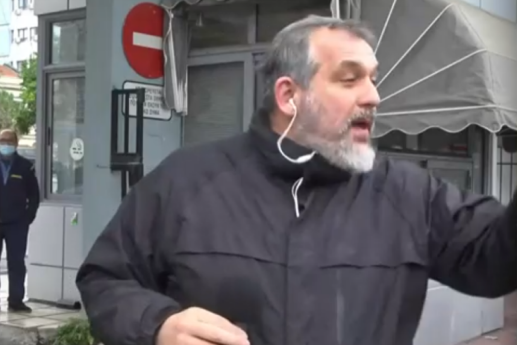 Απρόοπτο σε ζωντανή σύνδεση – Πολίτης “παρενόχλησε” δημοσιογράφο – Η έντονη αντίδρασή του (vid)
