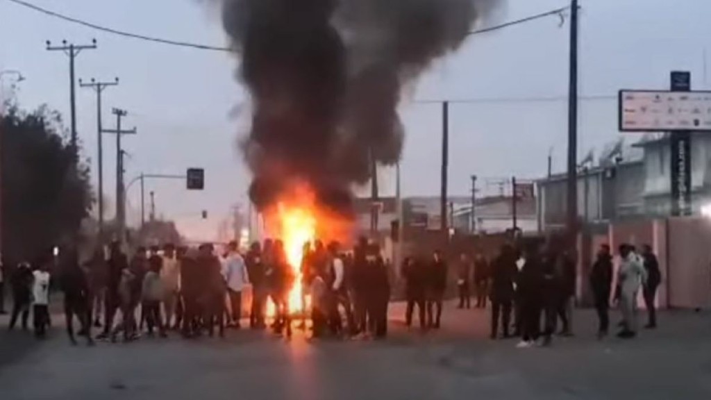 Νέα επεισόδια μεταξύ Ρομά και αστυνομικών στη Θεσσαλονίκη – Έκαψαν λάστιχα και ξύλα (pics&vid)