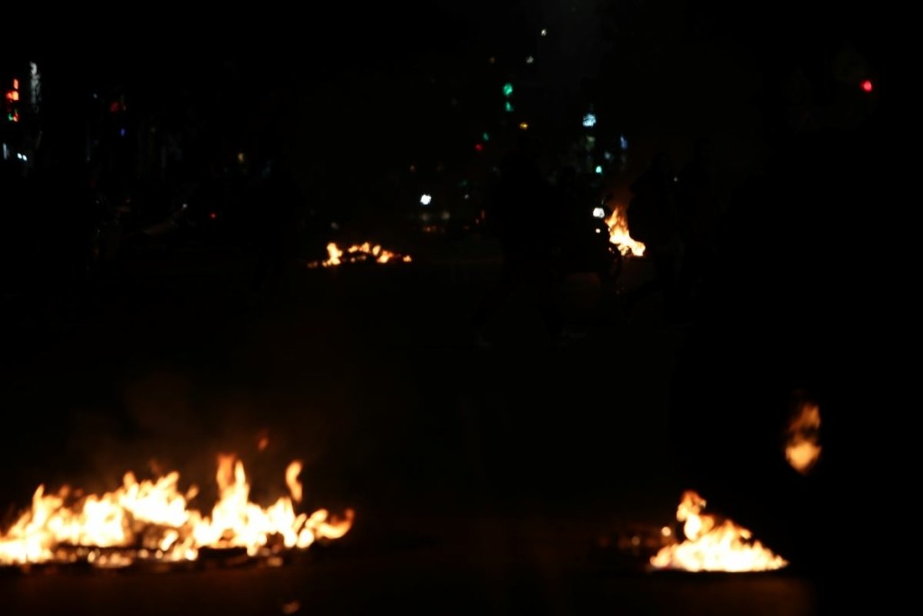 Επεισόδια με Ρομά στο Σχιστό Κορυδαλλού – Έχουν βάλει φωτιές και πετάνε πέτρες