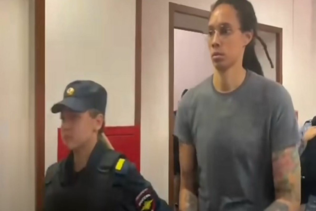 Απελευθερώθηκε από τους Ρώσους Αμερικανίδα μπασκετμπολίστρια – Η ανάρτηση του Μπάιντεν (vid)