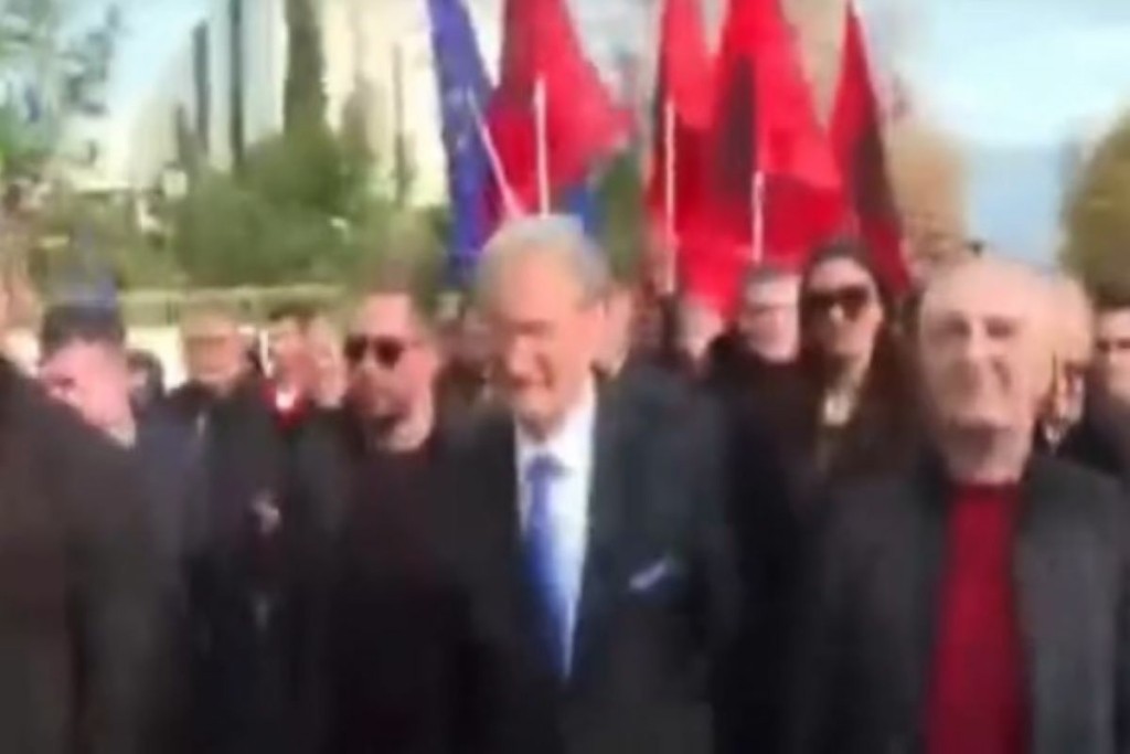 Άγριος ξυλοδαρμός του πρώην πρωθυπουργού της Αλβανίας – Γρονθοκοπήθηκε κατά τη διάρκεια διαδήλωσης (pics&vid)