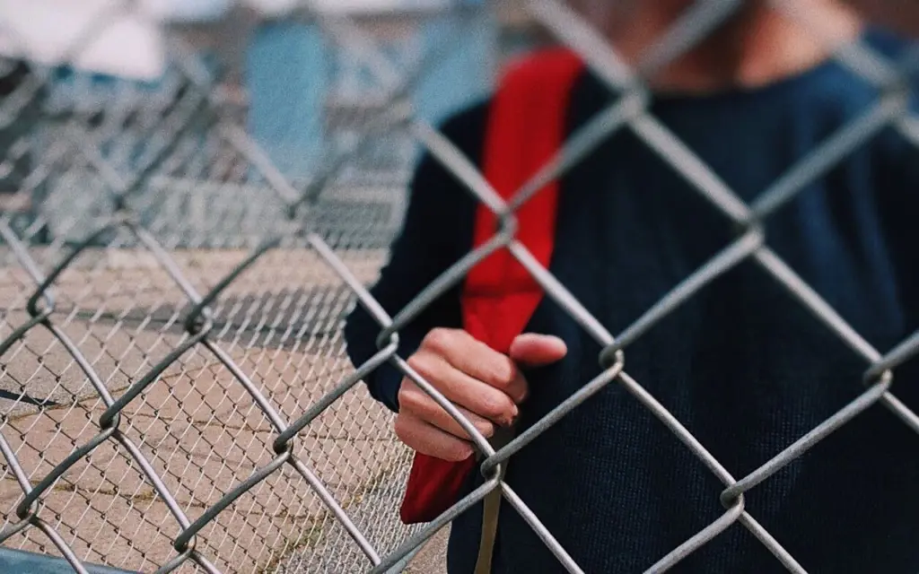 Η 14χρονη περιγράφει τη φρίκη που βίωσε στα χέρια των συμμαθητών της που πήγαν να τη βιάσουν – “Μου έκαναν κεφαλοκλείδωμα και…”