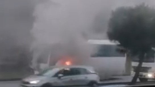Συναγερμός στη Θεσσαλονίκη – Σχολικό λεωφορείο τυλίχθηκε στις φλόγες (pics&vids)