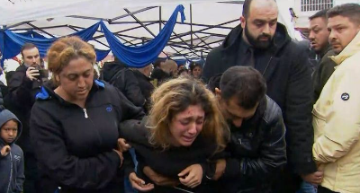 Κατέρρευσε η σύζυγος του 16χρονου Ρομά στην κηδεία – Σπαραγμός με κραυγές και κλάματα (pics&vids)