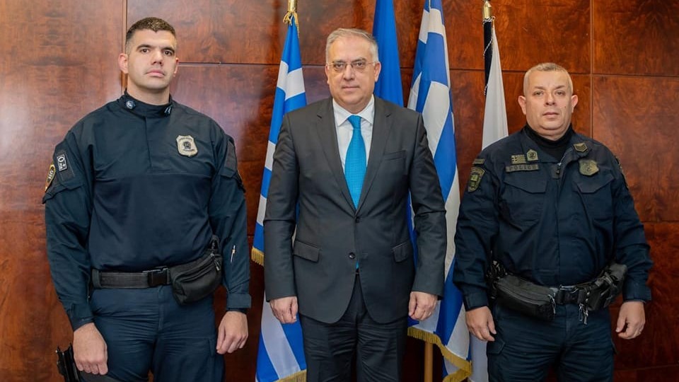 Αστυνομικοί έκαναν ΚΑΡΠΑ και έσωσαν βρέφος 35 ημερών – Τα συγχαρητήρια του Τάκη Θεοδωρικάκου