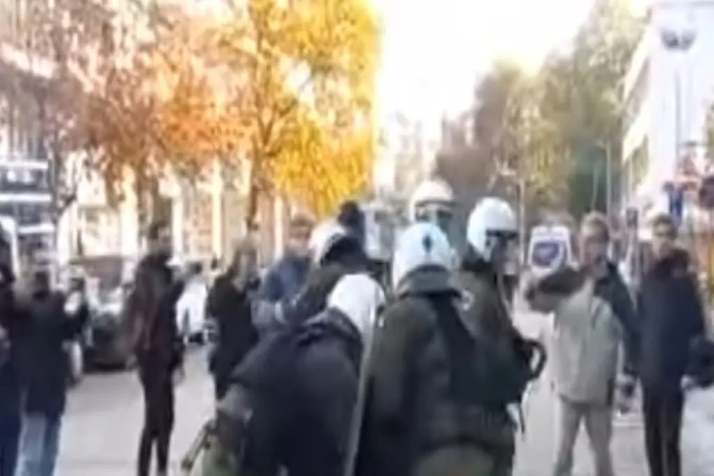 Επεισόδια έξω από το Δικαστικό Μέγαρο στη Θεσσαλονίκη – Οργή των διαδηλωτών και των συγγενών του 16χρονου (pics&vid)