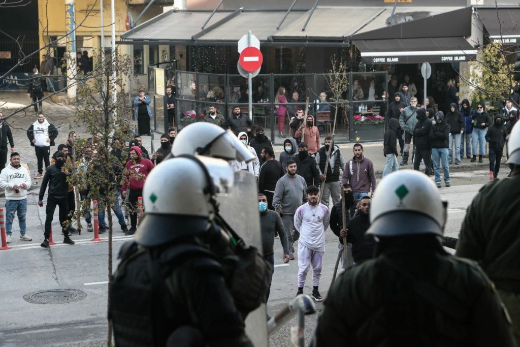 “Σημάδευα τα λάστιχα, η μηχανή έκανε αναπηδήσεις” – Τι υποστήριξε ο αστυνομικός που πυροβόλησε τον 16χρονο στη Θεσσαλονίκη