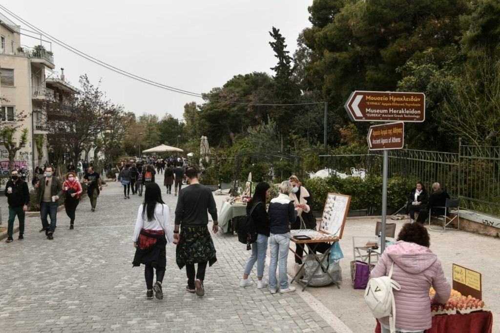 Αυτοκίνητο “μέτρησε” τα σκαλιά στο Θησείο – Τι συνέβη (pics)