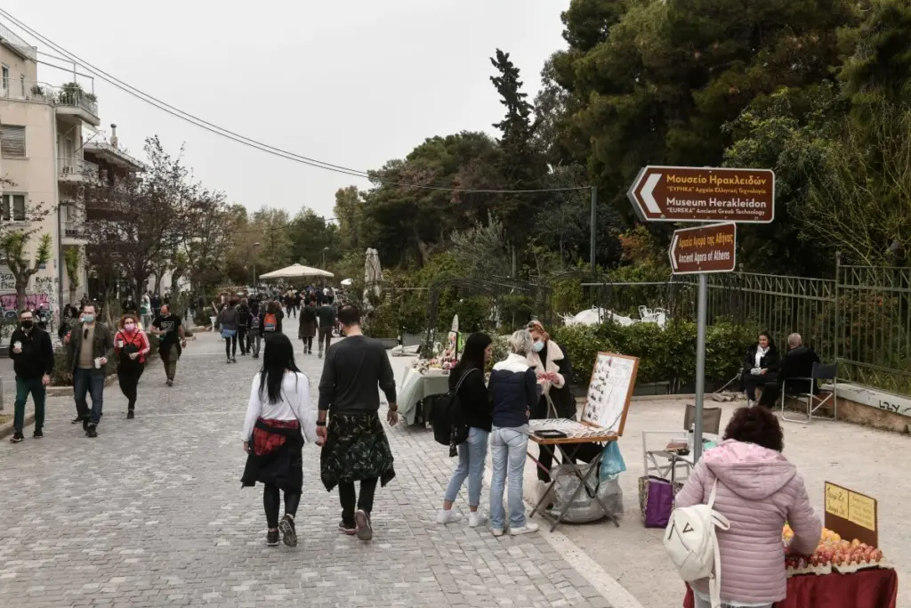 Αυτοκίνητο “μέτρησε” τα σκαλιά στο Θησείο – Τι συνέβη (pics)