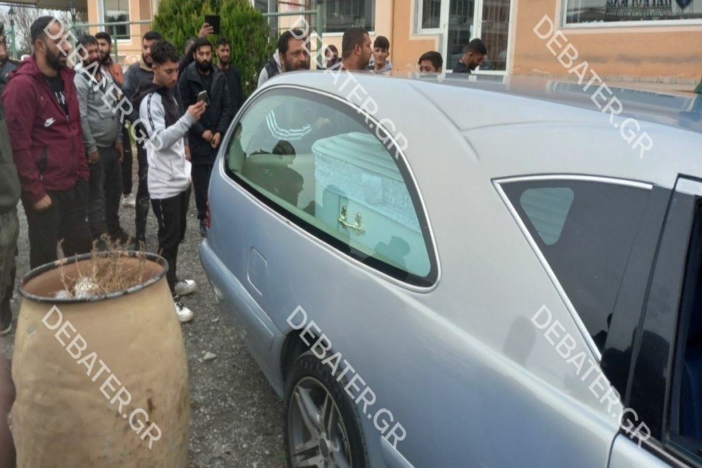 Με τσιγγάνικα μοιρολόγια αποχαιρετούν τον Κώστα Φραγκούλη στον καταυλισμό – Οργή από τους συγγενείς (pics&vids)