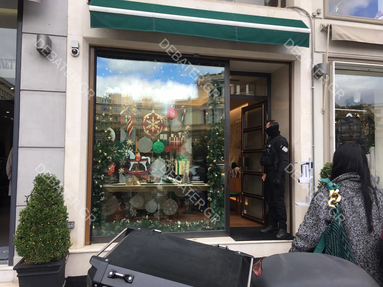 Τα πρώτα δευτερόλεπτα μετά την κινηματογραφική ληστεία στο κατάστημα της Rolex – “Πιάστε τον…” (pics)