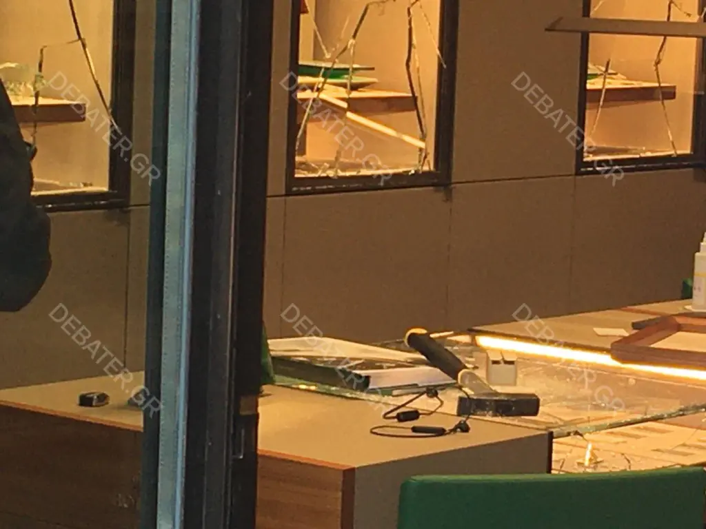 Άρπαξαν 23 πανάκριβα ρολόγια μέσα σε λίγα λεπτά – Με “χειρουργικές” κινήσεις η ληστεία στη Rolex της πλατείας Καρύτση