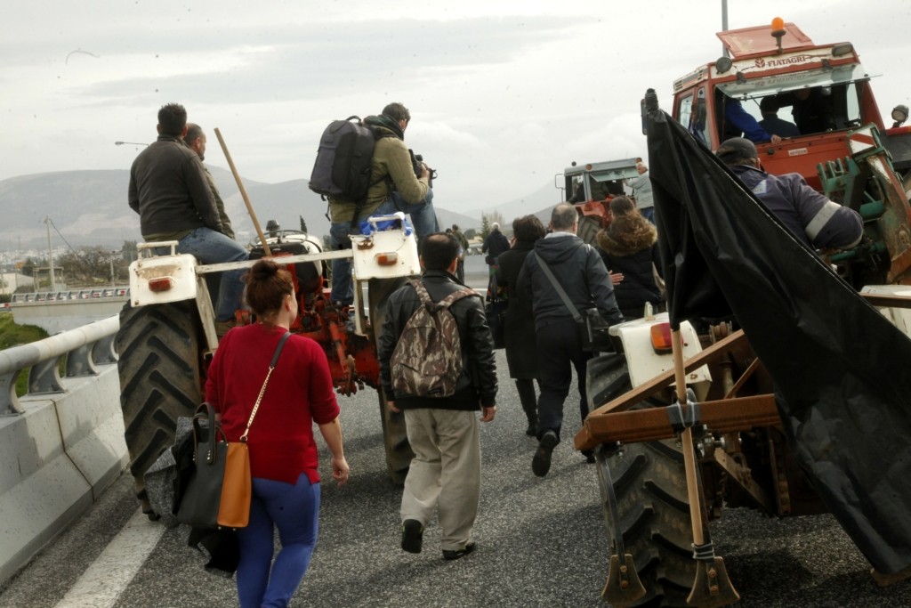 Σοβαρά επεισόδια στην εθνική οδό στην Καρδίτσα  – Αγρότες συγκρούστηκαν με τα ΜΑΤ (vid)