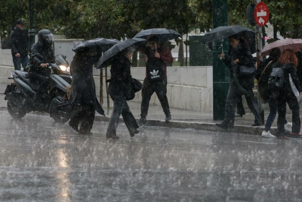 Η κακοκαιρία “σφυροκοπά” τη χώρα – Πού θα χτυπήσει τις επόμενες ώρες