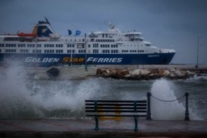 Ακυβέρνητο κρουαζιερόπλοιο κατά την είσοδο στο λιμάνι του Πειραιά 