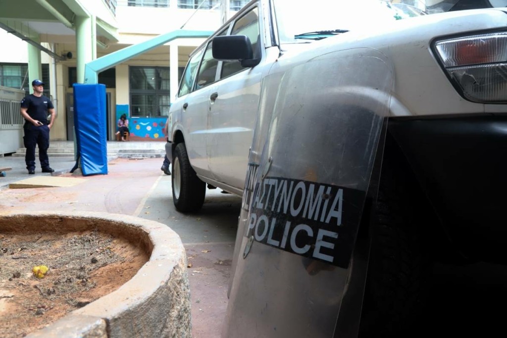 Προσήχθη ο υπάλληλος που κατήγγειλε εισβολή αγνώστων με μαχαίρια στο Κολλέγιο Αθηνών