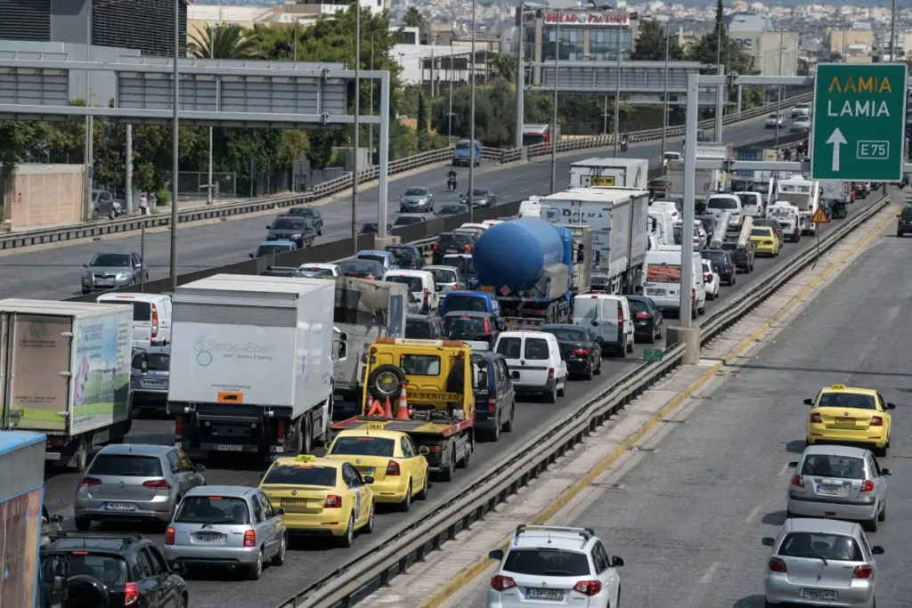 Κηφισός: Ουρές χιλιομέτρων στο Κηφισό λόγω δύο τροχαίων