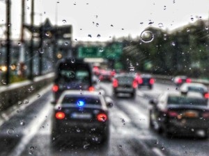 Η βροχή προκάλεσε χάος στους δρόμους της Αθήνας – Απίστευτο μποτιλιάρισμα και ουρές χιλιομέτρων