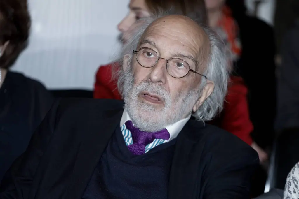 Έπρεπε να ταφεί με τιμές αρχηγού κράτους ο τέως βασιλιάς Κωνσταντίνος; Τι λέει ο Λυκουρέζος