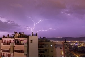 Κακοκαιρία Adel: Το ηλεκτρικό φαινόμενο “upward lighting” – Ο “ανάποδος κεραυνός” εμφανίστηκε στον Υμηττό (εικόνα)