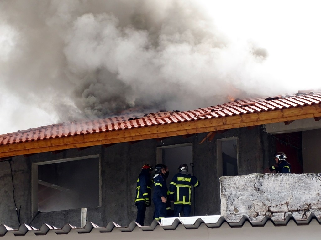 Φωτιά σε σπίτι στην Καλαμάτα – Κεραυνός “χτύπησε” την οροφή (pics)