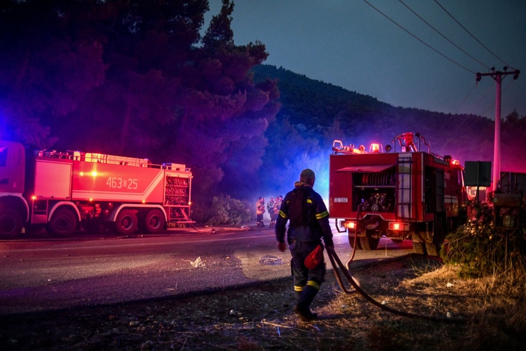 Φωτιά σε επιχείρηση επισκευής σκαφών στη Θεσσαλονίκη – Επιχειρούν 15 πυροσβέστες με έξι οχήματα