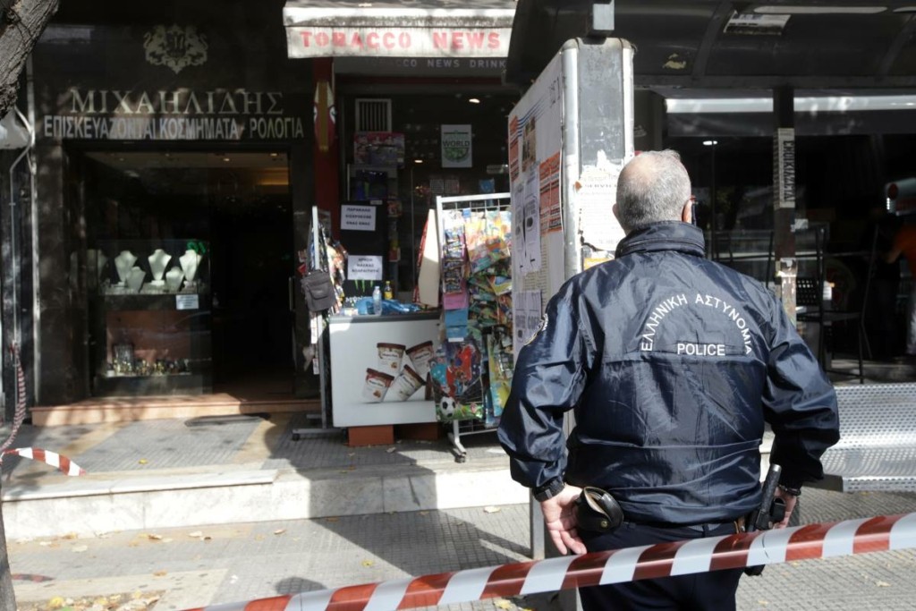 Μπούκαραν σε ψιλικατζίδικο της Θεσσαλονίκης με τη μέθοδο του ριφιφί – Άρπαξαν εμπόρευμα χιλιάδων ευρώ