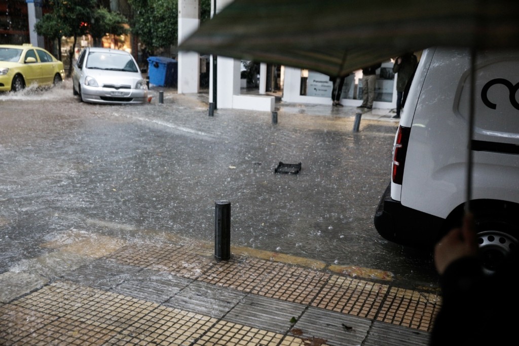 Επικαιροποιήθηκε το έκτακτο δελτίο της ΕΜΥ – Έως πότε θα συνεχιστούν οι καταιγίδες, οι κεραυνοί και τα μποφόρ
