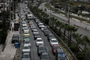Άλιμος: Σύγκρουση λεωφορείου με φορτηγό στη λεωφόρο Ποσειδώνος – Δυσχέρεια προς Πειραιά