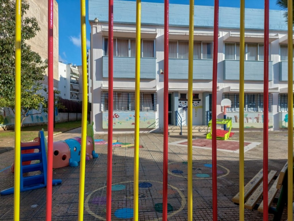 Πλημμύρισε νηπιαγωγείο στην Καλλιθέα – Ανέβασαν τα παιδιά σε παγκάκια (pics)