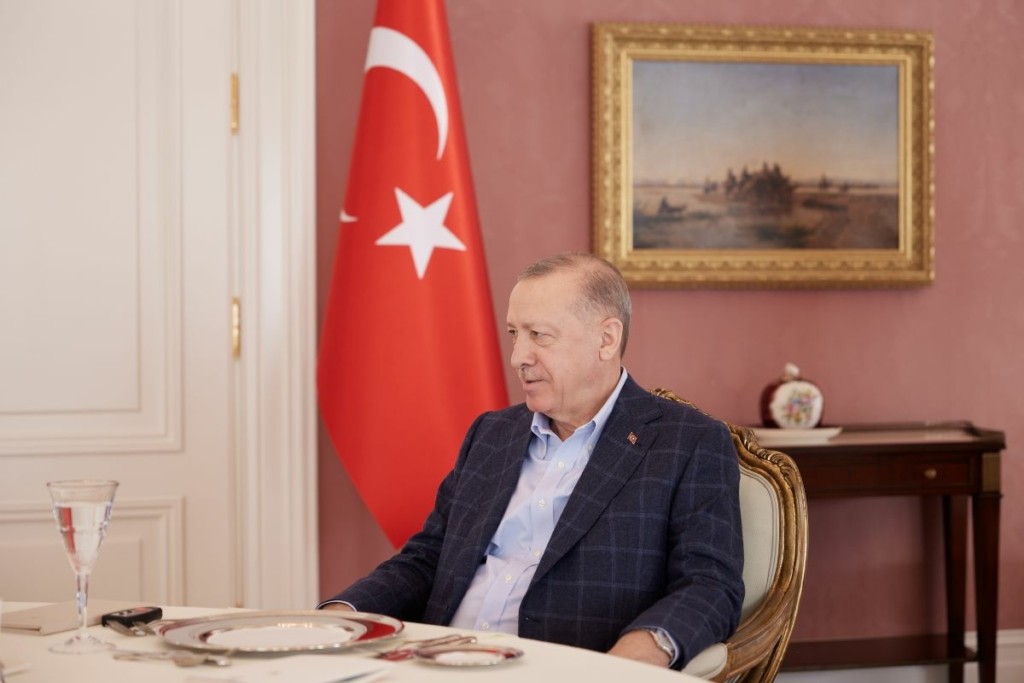 Politico: Ο Ερντογάν θέλει να ξεμπερδέψει με την αντιπολίτευση εν μέσω έντονων γεωπολιτικών ζυμώσεων
