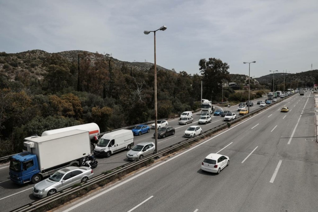 Μετ’ εμποδίων η κίνηση στην Αθηνών – Λαμίας κοντά στη Μαλακάσα – Φορτηγό έπιασε φωτιά