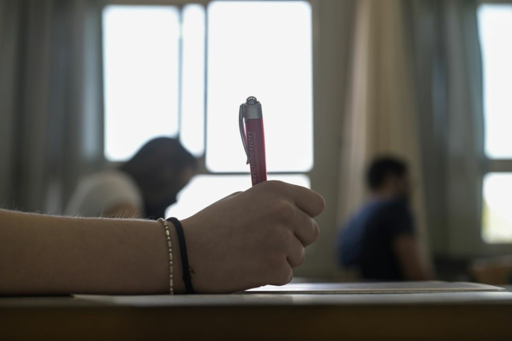 Υπό το φως των φακών των κινητών έδωσαν μάθημα οι φοιτητές του Πολυτεχνείου