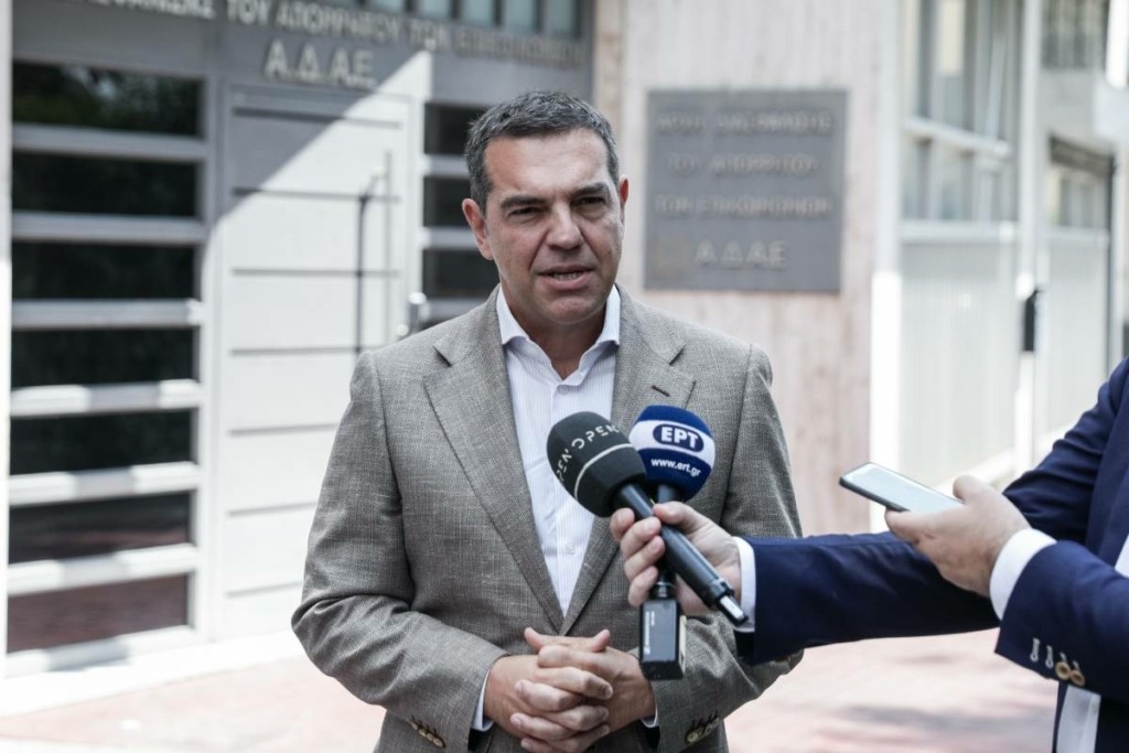 Τσίπρας έξω από την ΑΔΑΕ – “Υπάρχουν δικαστές στην Αθήνα, το φως θα νικήσει το σκοτάδι”