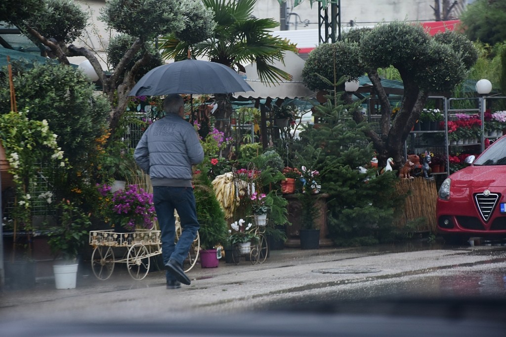 Συνεχίζονται οι βροχές το Σάββατο – Πού θα χιονίσει
